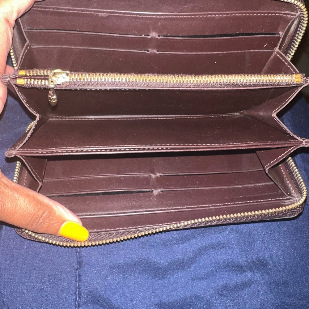 Authentic Wallet - Picture 2 of 5